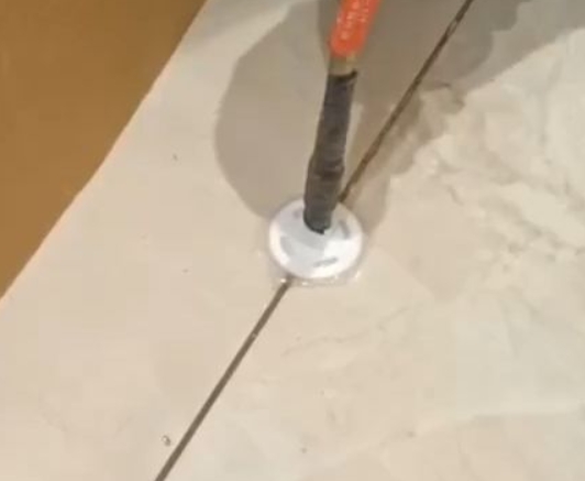 吉安市瓷砖空鼓维修公司专业解答瓷砖在铺贴过程中，如果没有涂抹均匀到位的粘结材料（如水泥砂浆或瓷砖胶），可能会导致以下问题